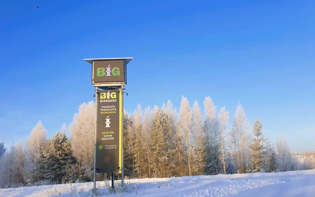 Talvinen kuva Kukkuroinmäen BIG-biokaasun tankkausaseman mainospyloinista