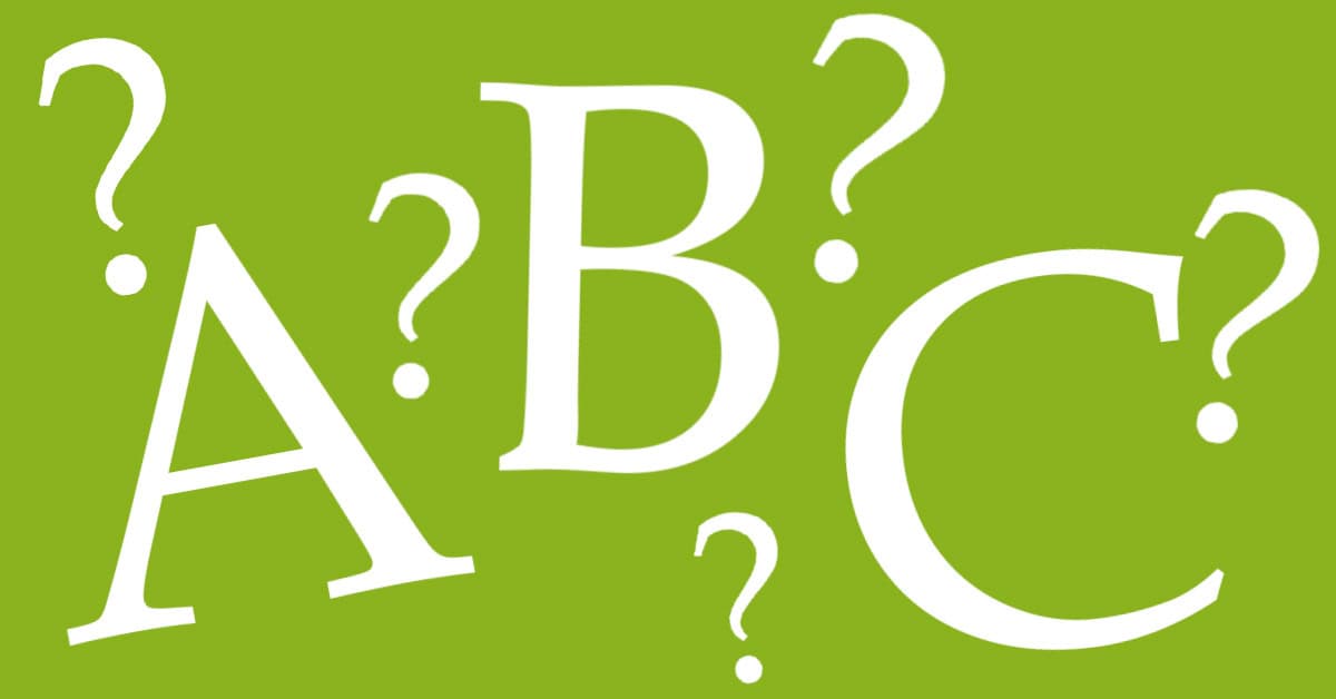 Näkymä omakotitalon pihatielle, vasemmassa laidassa valkoinen jätekatos, jonka räystäässä roikkuu kukka-amppeli.