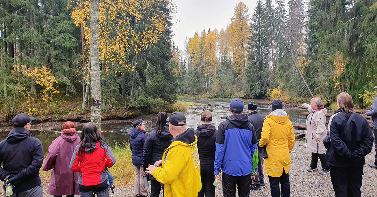 Henkilökuntaa tyky-tapahtumassa syksyisessä luonnossa