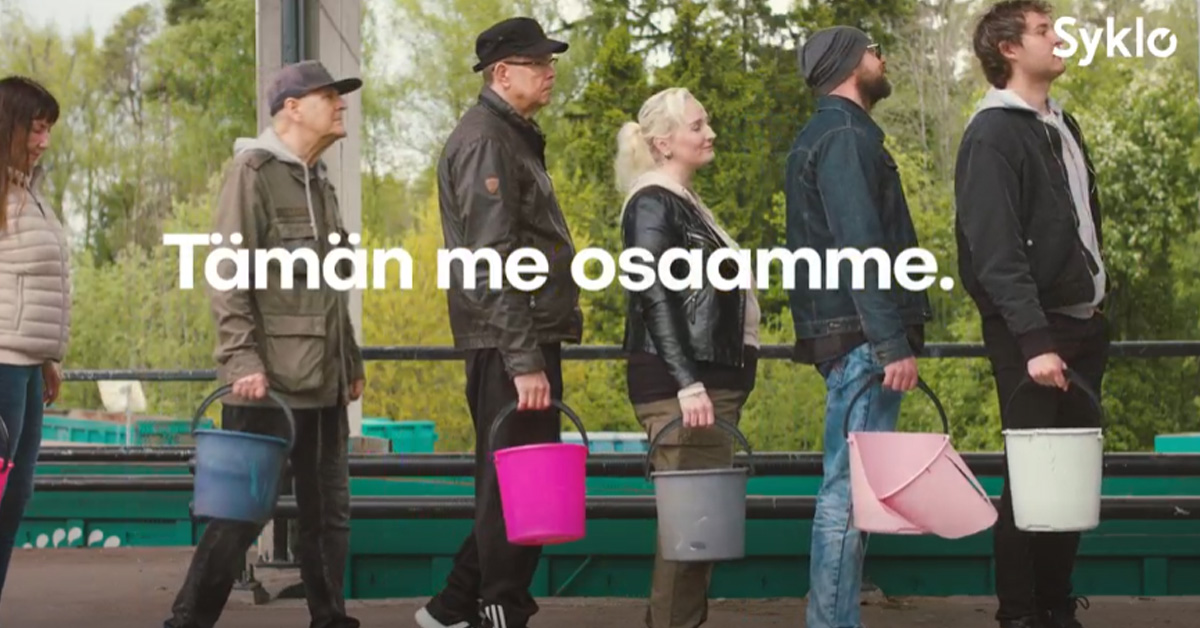 Auton ikkunasta otettu kuva Toikansuon Hyödyksi-aseman portin edessä olevasta itsepalveluautomaatista.