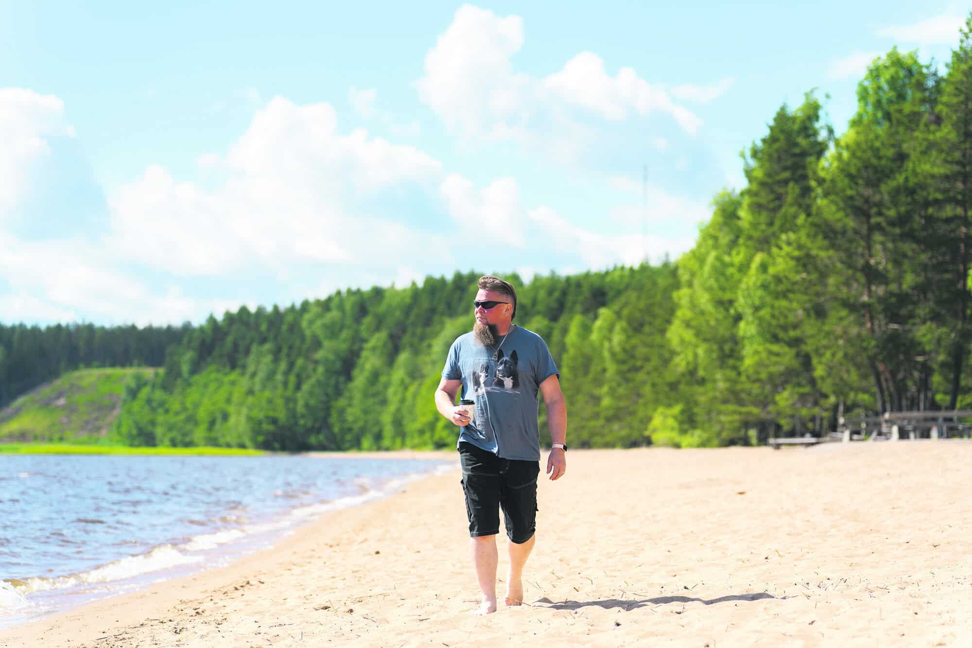 BRZ06793_printti Huuhanranta, hiekkaranta, Jari Rautio kävelemässä